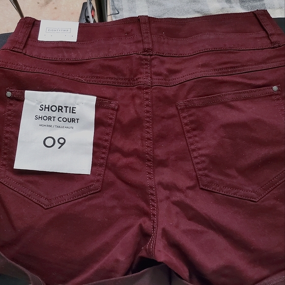 Ardene's High Rise Shorts, Dark Red Colour, Size 9 ( M ) - Picture 10 of 12